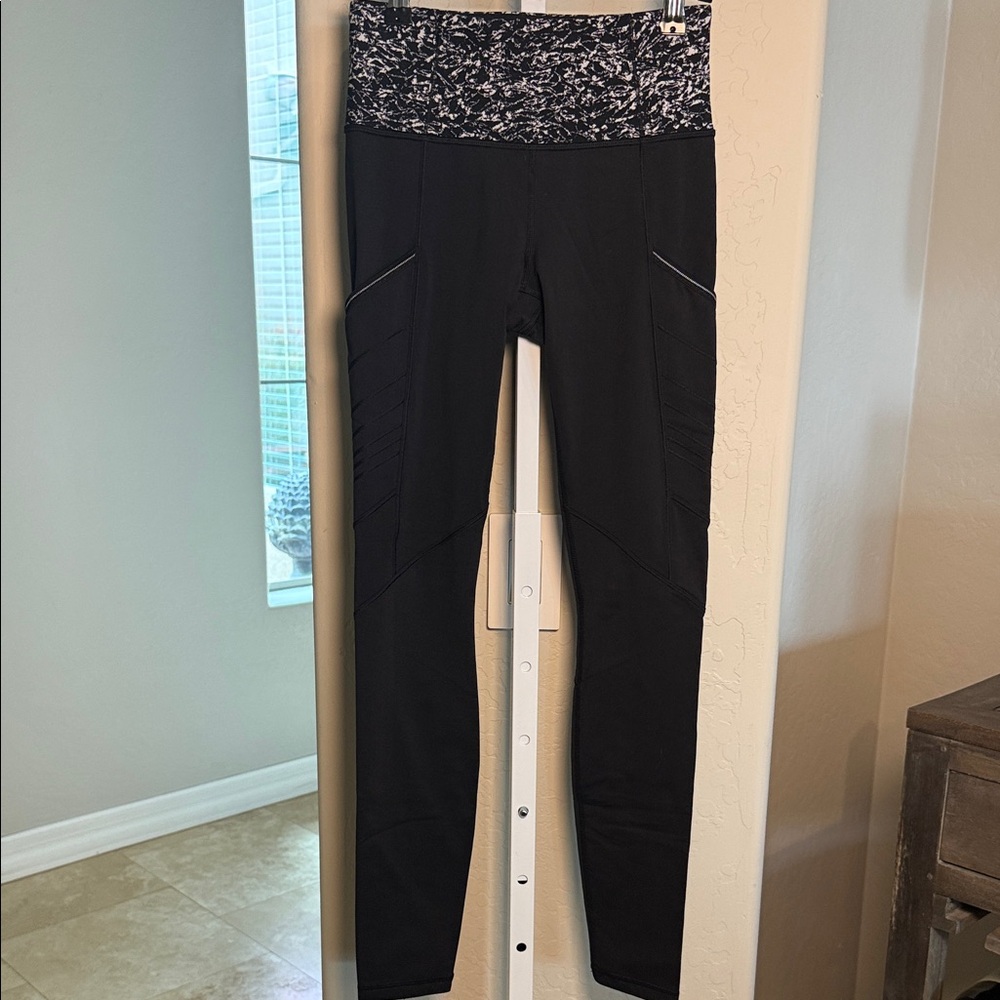 LULULEMON womens training legging w/side pockets. Sz 4